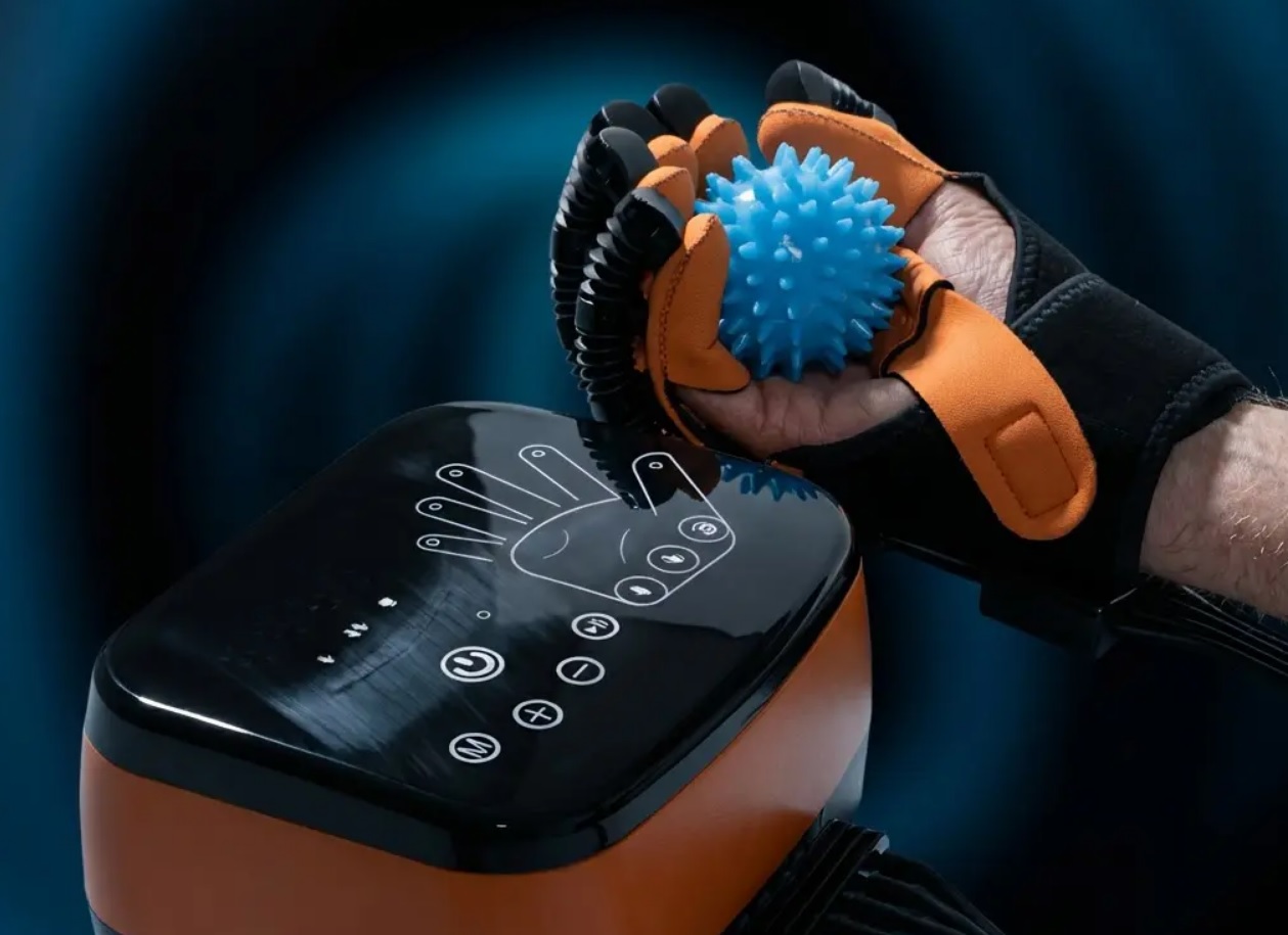 Robotická rukavica na cvičenie prstov a ruky